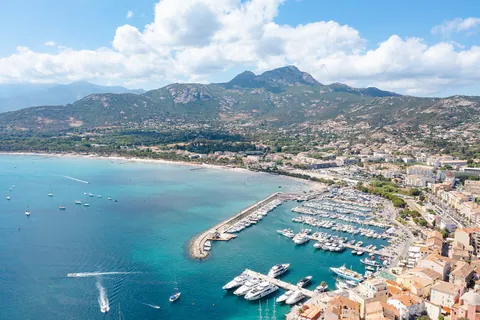 Haven van Calvi vanuit de lucht