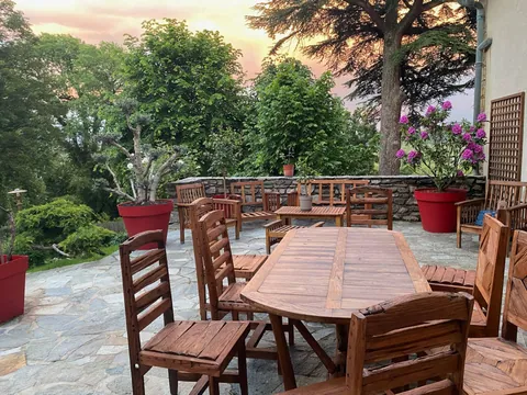 Huis in Vernaison, bij Lyon — eettafel op het terras